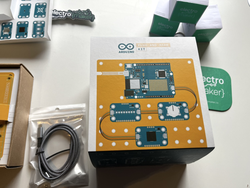 Arduino Plug and Make Kit - box