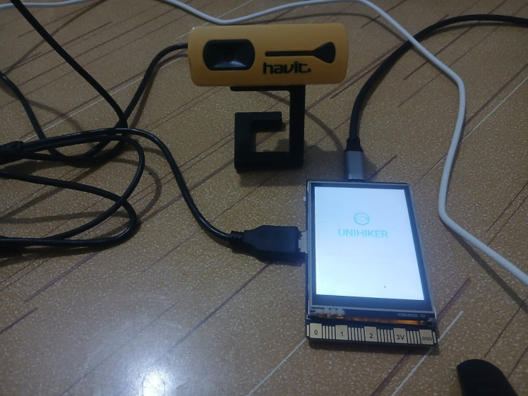 UNIHIKER connected to USB Webcam